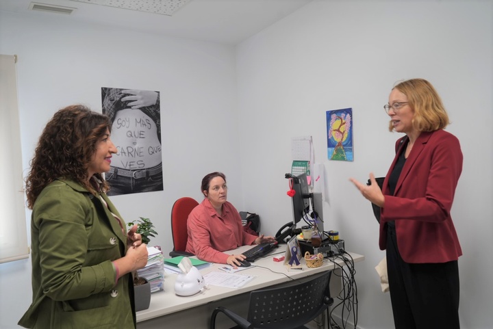 La directora general de Mujer y Prevención de la Violencia de Género, Ana Belén Martínez, junto con la vicecónsul, Sara Munsterhjelm, durante su ...