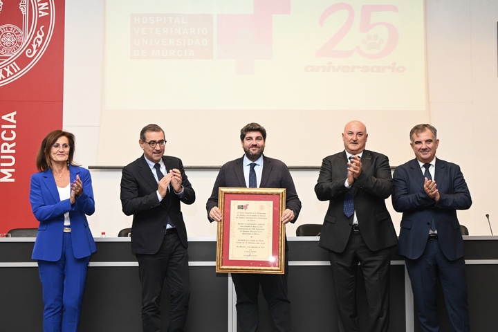 El jefe del Ejecutivo regional preside el acto conmemorativo del 25 aniversario del Hospital Clínico Universitario de la Universidad de Murcia (UMU).