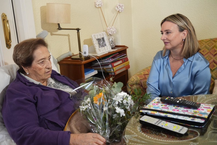 La consejera de Política Social, Conchita Ruiz, durante la visita al domicilio de Javier Aguilera, uno de los usuarios participantes en el Programa de apoyo a las personas cuidadoras (1)