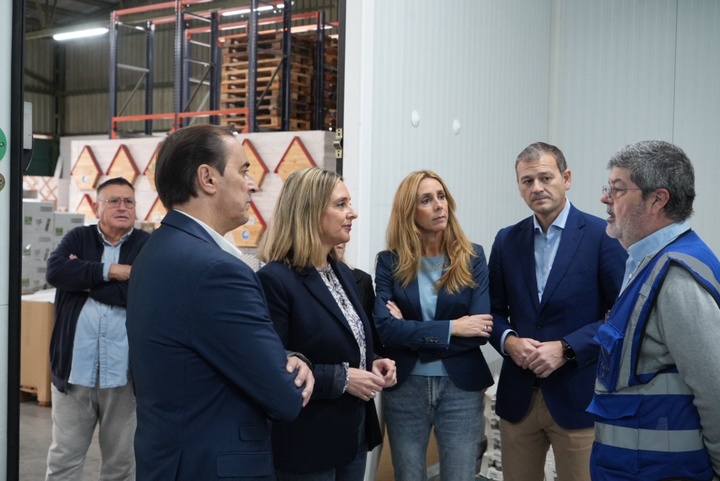 La consejera de Política Social, Familias e Igualdad, Conchita Ruiz, durante su visita a la sede del Banco de Alimentos del Segura (1)