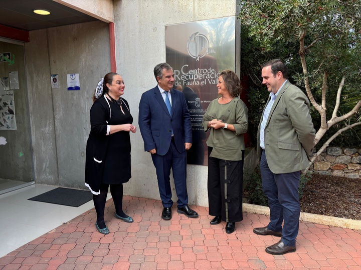 Visita de los consejeros de la Región y de Andalucía al Centro de Recuperación de Fauna Silvestre de El Valle