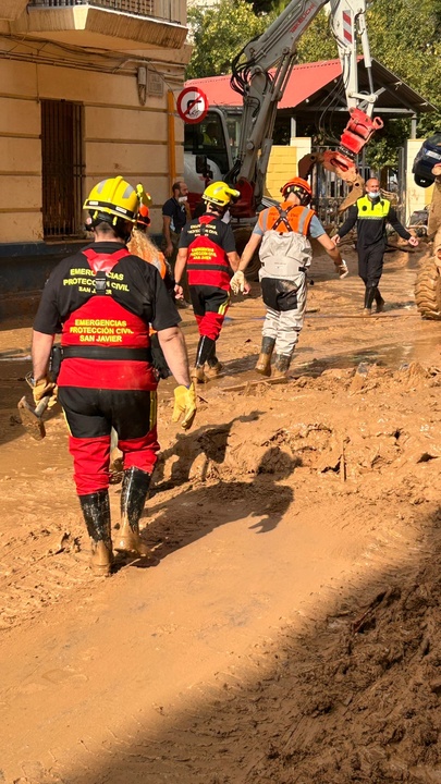 Efectivos del dispositivo de ayuda de la Región de Murcia trabajan en labores de reconstrucción de calles y sótanos anegados por la DANA