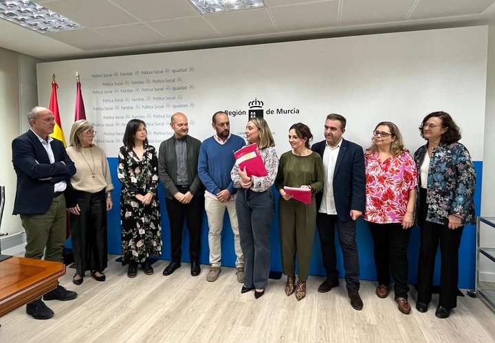 La consejera de Política Social, Conchita Ruiz, junto a los miembros del jurado de los VII Premios del Voluntariado Región Murcia