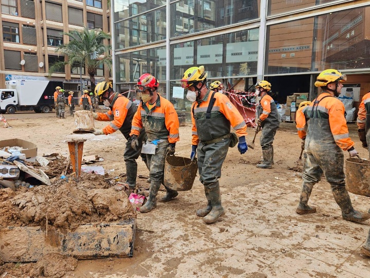 Bomberos forestales trabajan ayer en Paiporta.