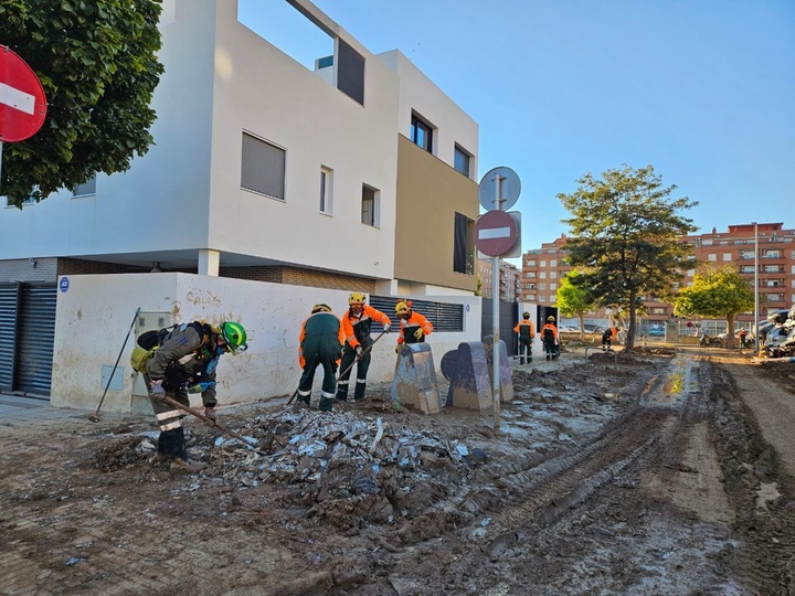 Miembros del dispositivo de la Región trabajan en la limpieza de barro de las calles de Paiporta.