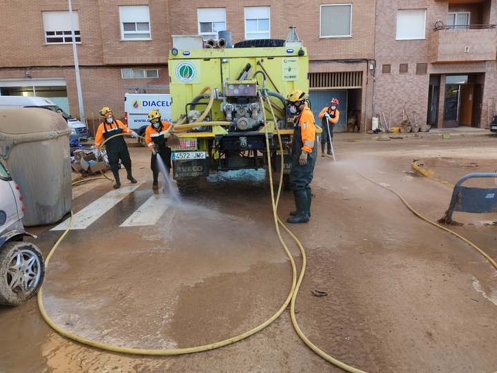 Miembros del dispositivo de la Región trabajan en la limpieza de barro de las calles de Paiporta.