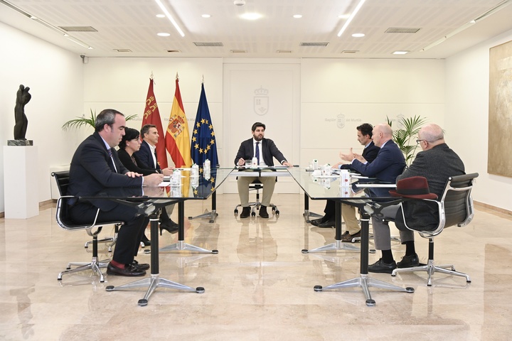 Reunión del jefe del Ejecutivo regional, Fernando López Miras, con la junta rectora del Colegio de Ingenieros de Caminos, Canales y Puertos de la Región de Murcia.