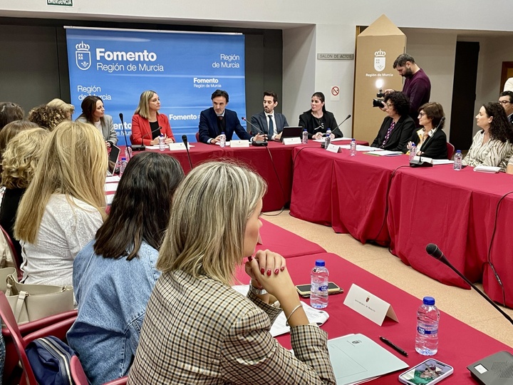 Los consejeros de Fomento y Política Social presiden la `Comisión de seguimiento y coordinación del programa de acompañamiento al realojo de familias en situación de exclusión social y residencial cronificada´.