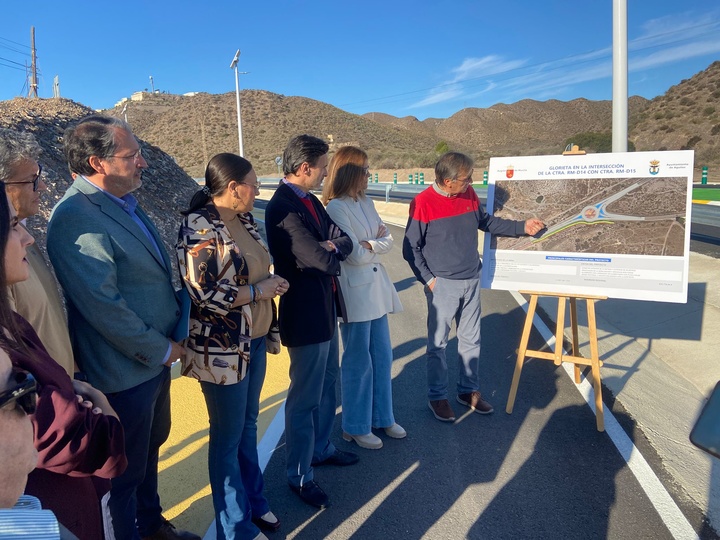 El consejero de Fomento e Infraestructuras, Jorge García Montoro, visita la nueva rotonda de acceso a la pedanía aguileña de Calabardina que ha supuesto una inversión regional de 476.000 euros (2)