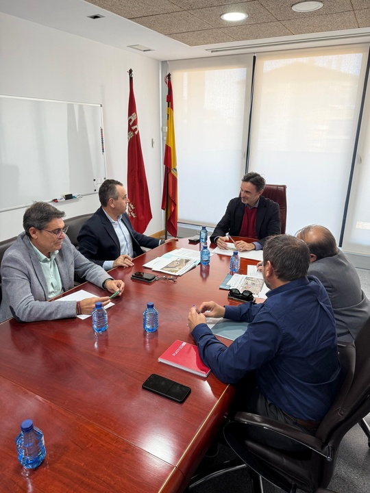 El consejero Jorge García Montoro y el alcalde José Antonio Blasco durante la reunión de trabajo mantenida ayer en la Consejería de Fomento e Infraestructuras.