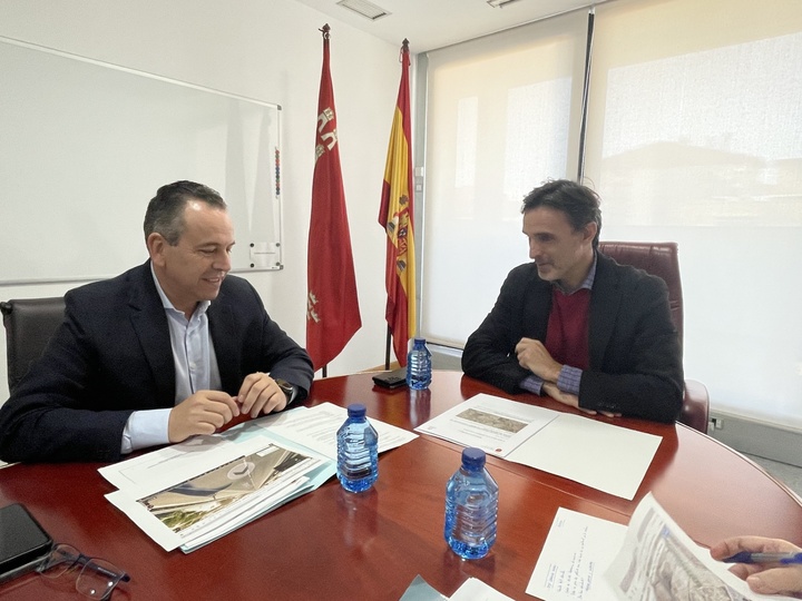 El consejero Jorge García Montoro y el alcalde José Antonio Blasco durante la reunión de trabajo mantenida ayer en la Consejería de Fomento e Infraestructuras.2