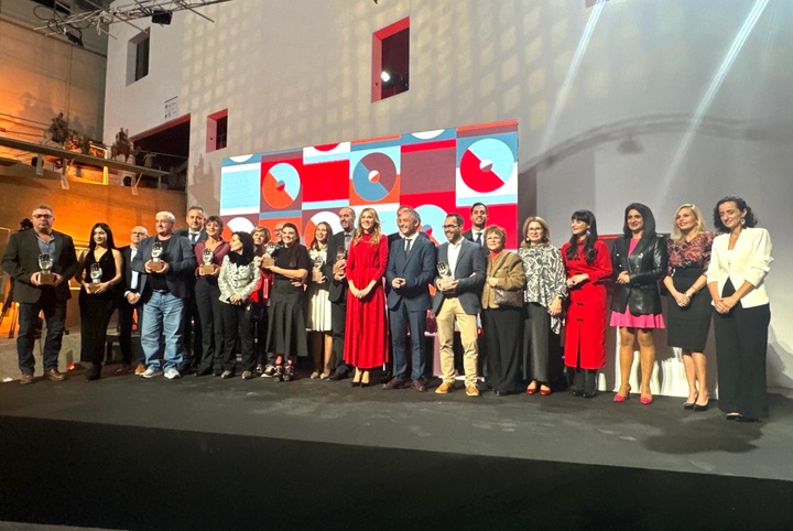 La consejera de Empresa, Empleo y Economía Social, Marisa López Aragón, con los galardonados con los Premios Regionales de Artesanía.