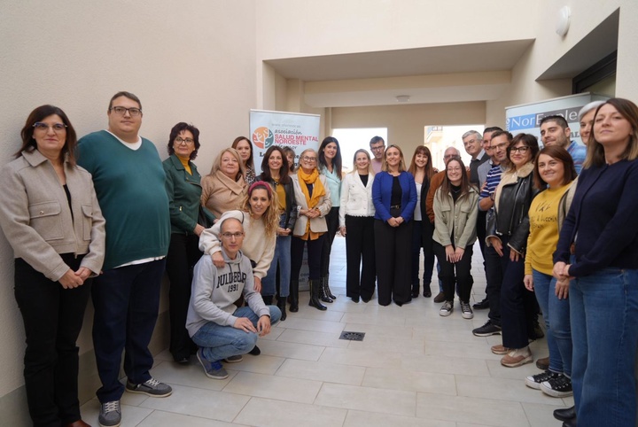 La consejera de Política Social, Conchita Ruiz, junto con la alcaldesa de Cehegín, Alicia del Amor, durante la inauguración de la vivienda tutelada para personas con problemas de salud mental (1)