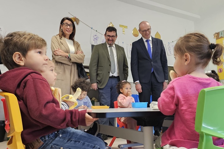 El consejero de Educación y Formación Profesional, Víctor Marín, visitó hoy el colegio San Bartolomé de Cieza, acompañado por el alcalde de la localidad