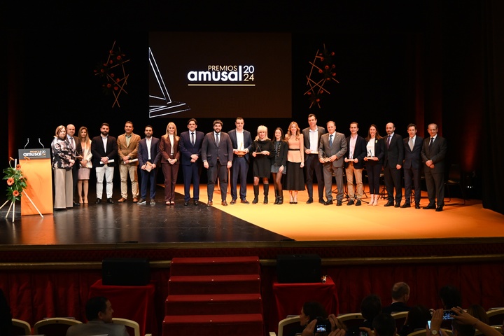 El jefe del Ejecutivo autonómico, Fernando López Miras, clausura los 'Premios Amusal 2024', organizados por la Asociación Empresarial de Sociedades Laborales y Participadas de la Región de Murcia