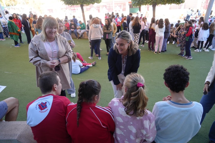 La consejera de Política Social, Familias e Igualdad, Conchita Ruiz, durante la Jornada 'Día del Pijama', del centro educativo 'La Vaguada' (3)