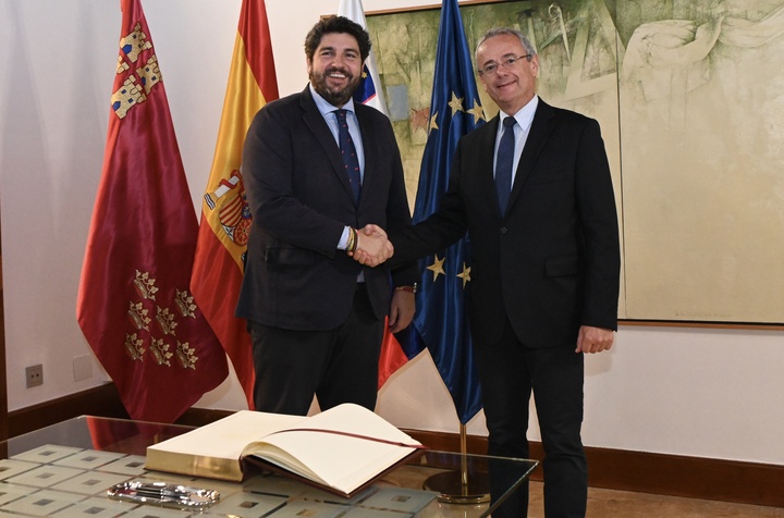 El presidente de la Comunidad, Fernando López Miras, recibe al embajador de Eslovenia en España, Robert Krmelj.