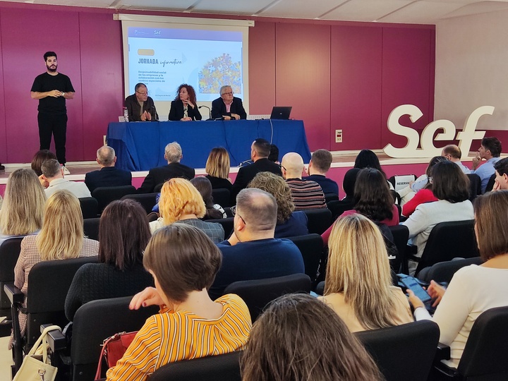 La directora del SEF, Pilar Valero, durante la inauguración de la jornada ' Responsabilidad social de las empresas y la colaboración con los Centros...