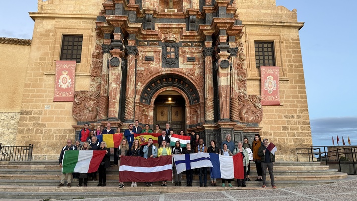 Los participantes en el encuentro del proyecto SlowDown, ante la Basílica de la Vera Cruz de Caravaca.