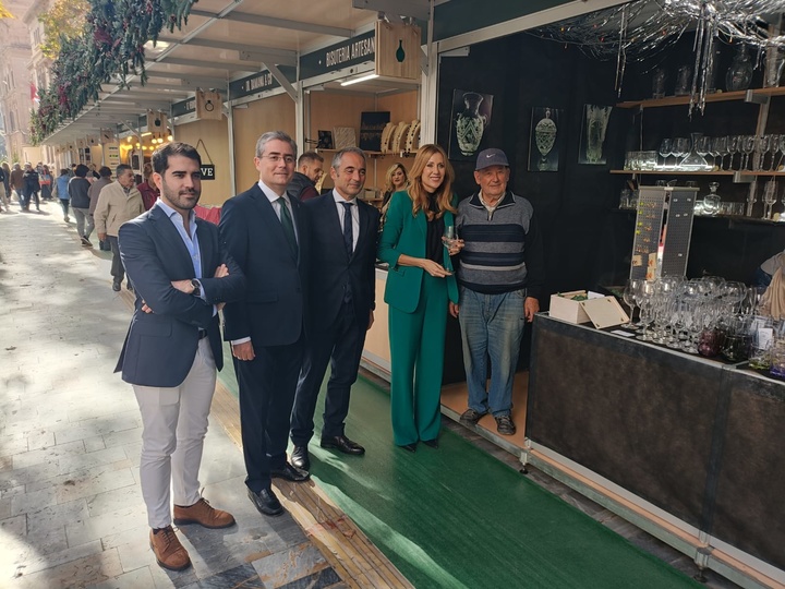 La consejera de Empresa, Empleo y Economía Social, en la inauguración de la Muestra de Artesanía de Navidad (II)