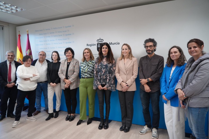 La consejera de Política Social, Conchita Ruiz, junto a los miembros del jurado de los Premios de la Discapacidad