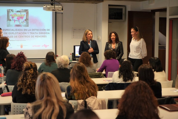 La consejera de Política Social, Conchita Ruiz, junto a la directora general de Mujer, Ana Belén Martínez y la coordinadora de Apramp Murcia, Juana...