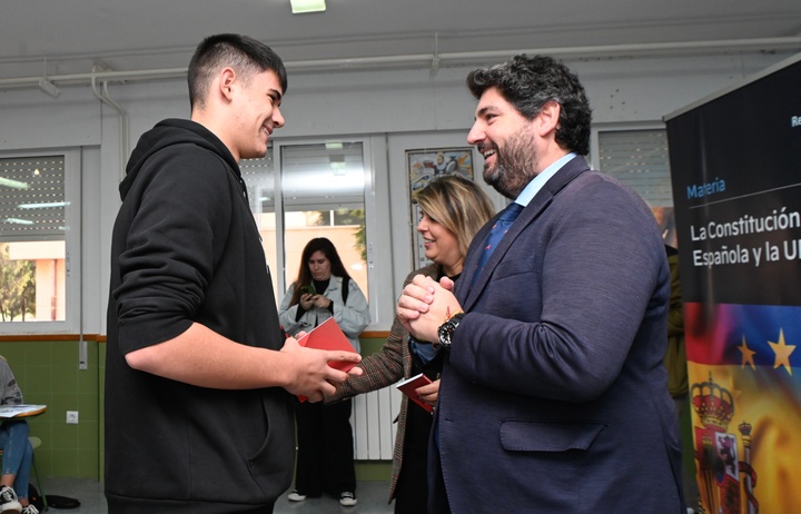 López Miras visita a alumnos de El Algar que cursan la asignatura optativa sobre la Constitución Española (2)