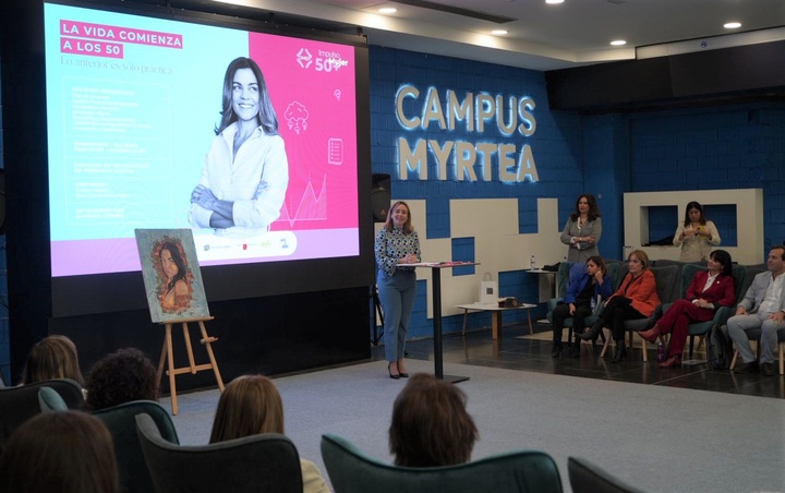 La consejera de Política Social, Familias e Igualdad, Conchita Ruiz, durante el acto de clausura del programa regional 'Impulso Mujer +50' (1)