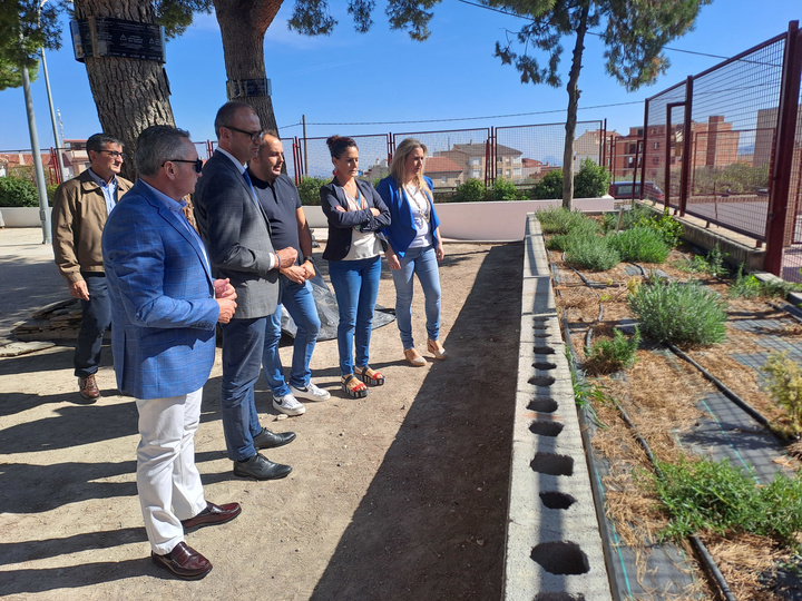 El consejero, durante una visita al 'Proyecto Lavándula; un bosque en el cole', un proyecto de innovación del CEIP Germán Teruel Escobar de Moratalla.