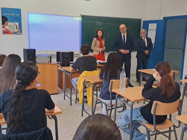 El consejero de Educación y Formación Profesional, Víctor Marín, visitó a los alumnos del IES Floridablanca que se examinaron de las pruebas para obtener la acreditación B1 y B2 de inglés.