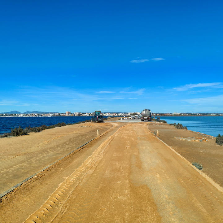 Carril bici y camino Mota de los Molinos en el parque Salinas de San Pedro durante los arreglos que ya han concluido.