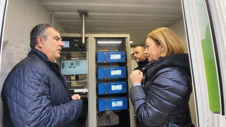 El consejero de Medio Ambiente, Universidades, Investigación y Mar Menor, Juan María Vázquez, junto con la alcaldesa de Jumilla, Severa González, tras la puesta en marcha de la nueva estación de Calidad del Aire del municipio.