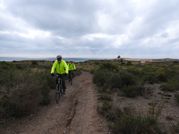 Ciclistas en el Parque Regional de Calblanque.