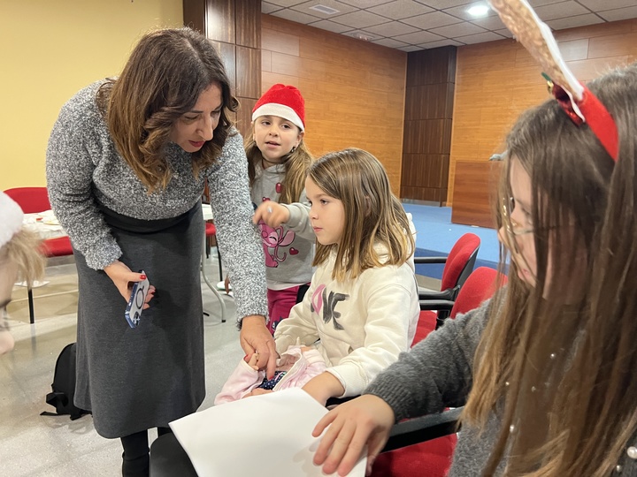 La directora general de Mujer y Prevención de la Violencia de Género, Ana Belén Martínez, durante su visita a la Escuela de Navidad del centro social 'Roque Baños', de Jumilla. (2 de 2)