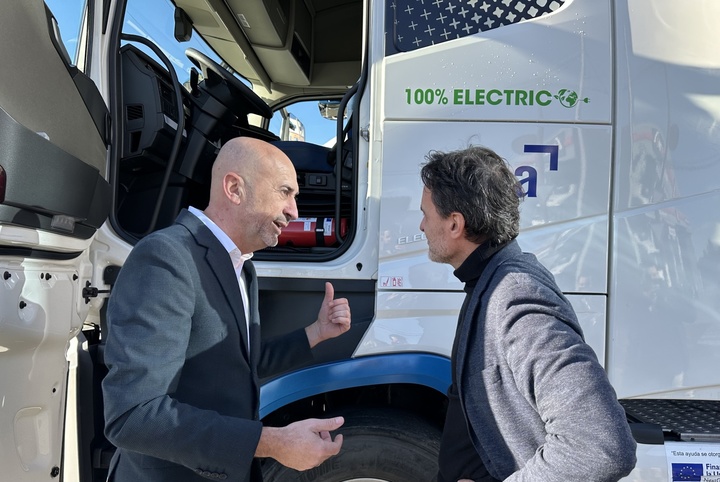 El consejero de Fomento e Infraestructuras, Jorge García Montoro, durante su visita a la empresa Disfrimur (2).