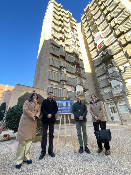 El consejero de Fomento e Infraestructuras, Jorge García Montoro, en la visita al edificio Mendoza beneficiado por las ayudas a la rehabilitación de edificios residenciales 2