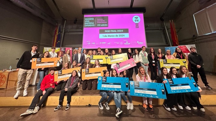 Estudiantes premiados durante la fase final del concurso de emprendedores de 2024