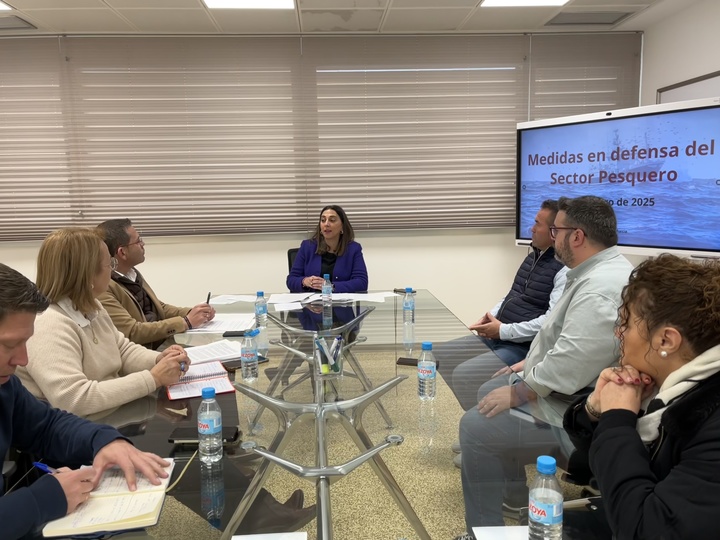 Imagen de la consejera Sara Rubira con los patrones mayores de las cofradías de pescadores de la Región de Murcia en la reunión para informar de los avances logrados en materia de pesca de arrastre tras la reunión mantenida con el Gobierno de España.