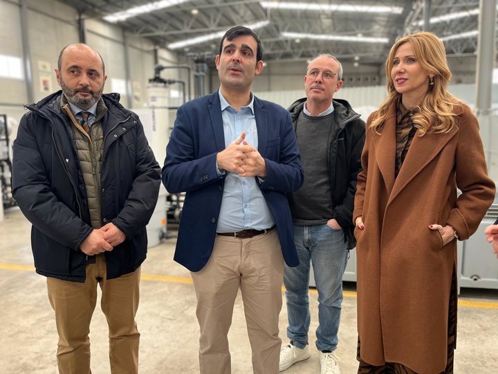 La consejera de Empresa, Empleo y Economía Social, Marisa López Aragón, en la visita a la empresa Ecohidro (I)