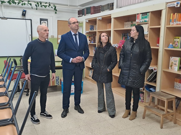 El consejero de Educación y Formación Profesional, Víctor Marín, visita el CEIP El Molinico de La Alberca donde se realizarán obras de rehabilitación. 