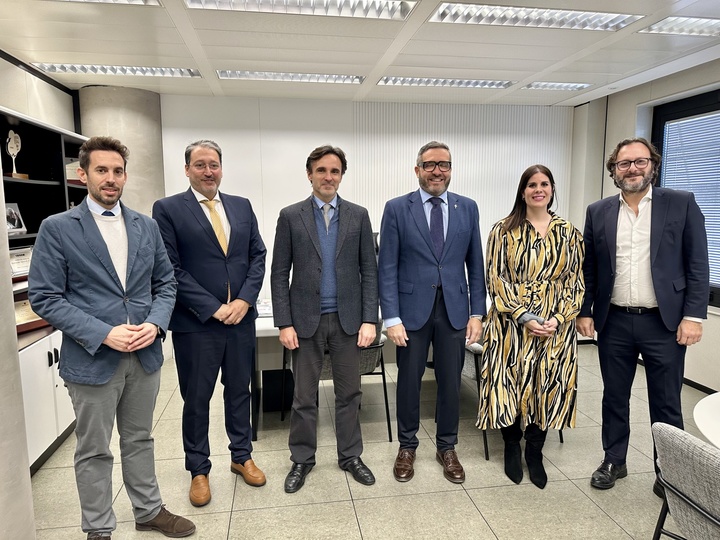 El consejero de Fomento e Infraestructuras, Jorge García Montoro, y el presidente de Croem, Miguel López Abad, y sus respectivos equipos durante la reunión mantenida sobre el nuevo modelo de `Vivienda Asequible de la Región de Murcia.2