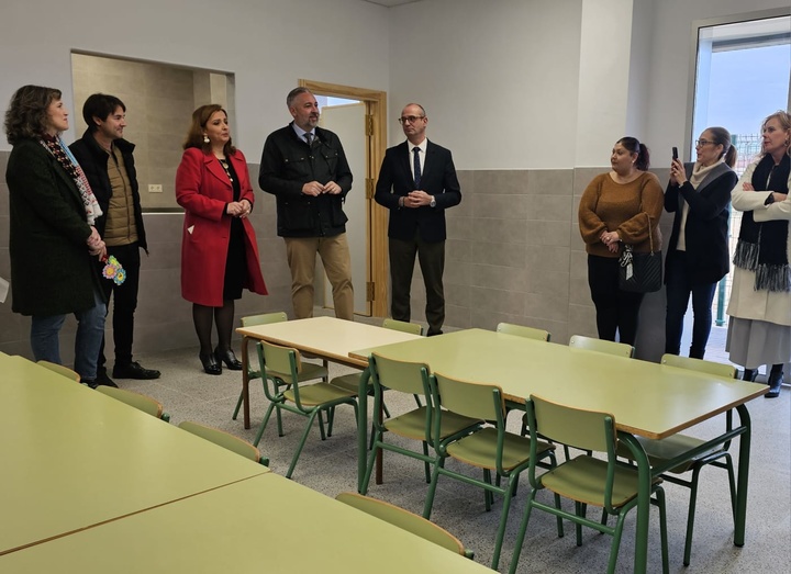 El consejero de Educación y Formación Profesional, Víctor Marín, y el alcalde de Santomara, Víctor Martínez, inauguran el nuevo comedor escolar del CEIP Campoazahar, de La Matanza