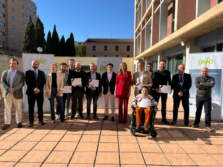 La consejera de Empresa, Empleo y Economía Social, Marisa López Aragón, junto a los galardonados con el premio 'Emprendedor del mes'.