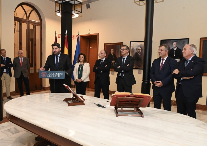 El presidente de la Comunidad, Fernando López Miras, preside el acto de toma de posesión de Bartolomé Viúdez como presidente del Consejo Social de la Universidad de Murcia/3