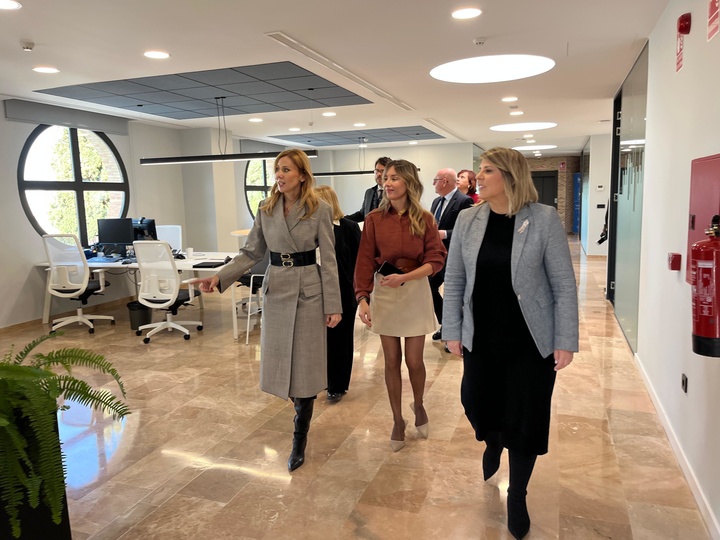 La consejera de Empresa, Empleo y Economía Social, Marisa López Aragón, junto con la alcaldesa de Cartagena, Noelia Arroyo, durante la inauguración del nuevo COE