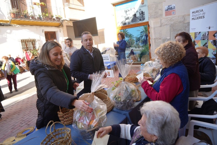 La consejera de Política Social, Conchita Ruiz, y el alcalde de Abanilla, José Antonio Blasco, junto a las esparteras del municipio (1)