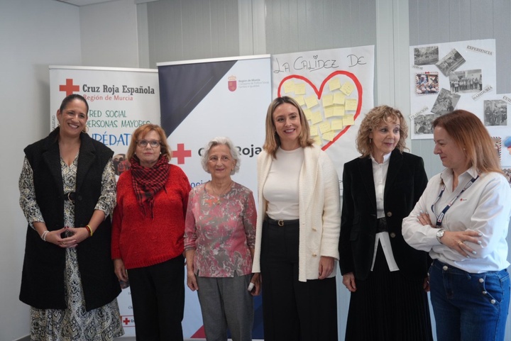 La consejera de Política Social, Familias e Igualdad, Conchita Ruiz, durante su visita al taller de Alexa para personas mayores (2)