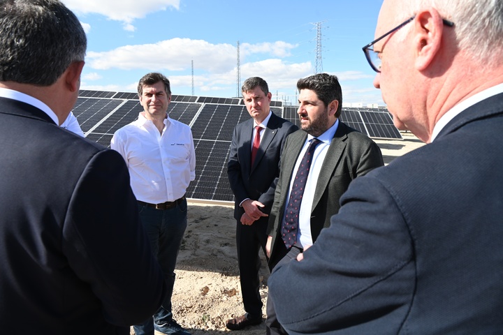 López Miras inaugura una nueva planta solar fotovoltaica (2)