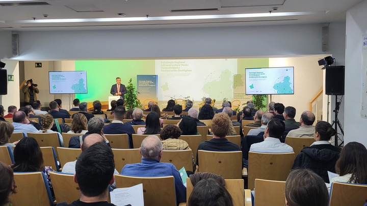 El consejero de Medio Ambiente, Universidades, Investigación y Mar Menor, Juan María Vázquez, durante la inauguración de la jornada 'Estrategia Regional de Infraestructura verde, conectividad y restauración ecológicas' (2)