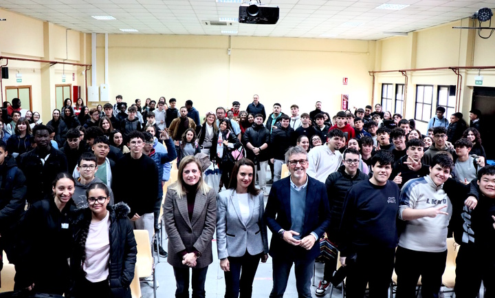 El consejero de Economía, Hacienda, Fondos Europeos y Transformación Digital, Luis Alberto Marín, mantuvo hoy una charla con alumnos de ESO y Bachillerato del IES Mariano Baquero